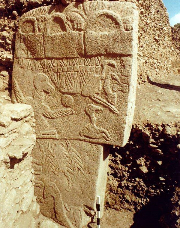 Girê Miraza (Göbeklitepe) Kızıl akbaba ve kanatları üstüne bulunan inci, altta yılan figürü